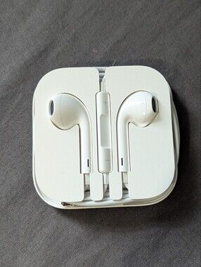 Apple White Wired Earbuds In-Line Remote